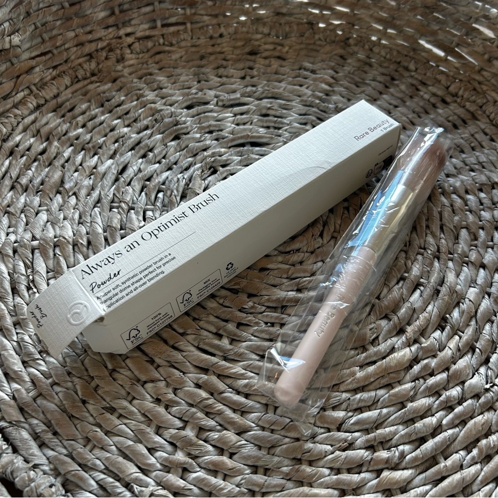 New Rare Beauty Always An Optimist Powder Brush - Picture 2 of 2